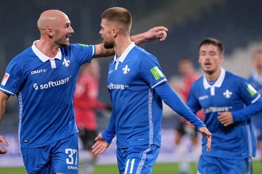 Lilien-Torschütze Tobias Kempe (M) stellte die Weichen auf Darmstadt-Sieg in Hannover.