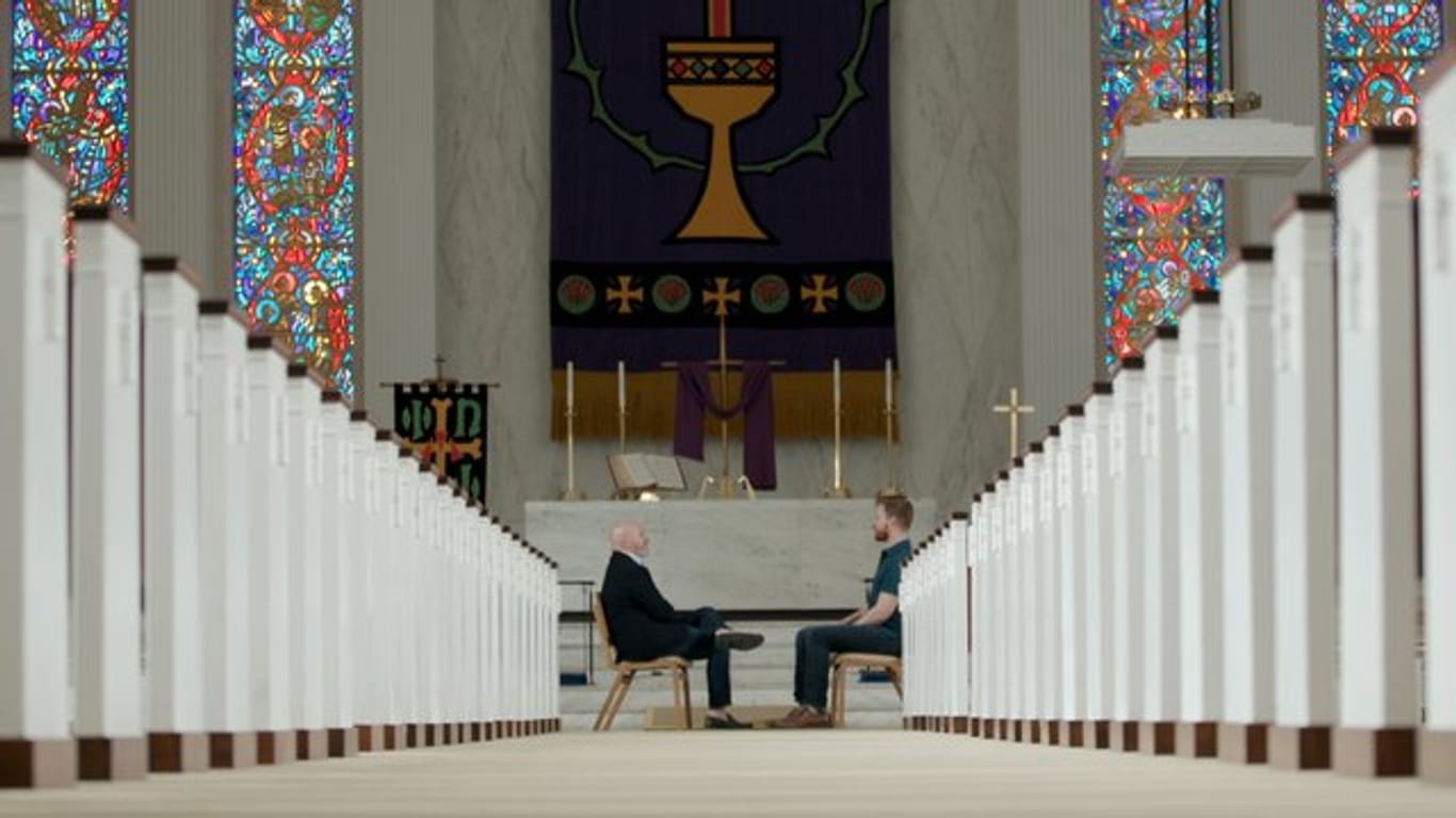 Alan Chambers (l), letzter Präsident der US-amerikanischen Organisation Exodus International, spricht in der Kirche mit einem jungen Mann.