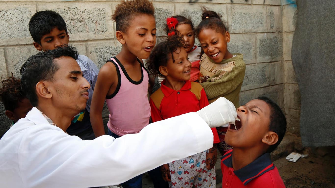 Kinder im Jemen nehmen einen Impfstoff gegen Cholera: Das Rote Kreuz alarmiert nun vor einer Dengue-Fieber-Epidemie im Land