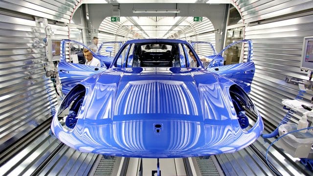 Blau gilt als sportlich und technisch gleichermaßen und ist aktuell eine der beliebteren Autofarben. Blau gilt als sportlich und technisch gleichermaßen und ist aktuell eine der beliebteren Autofarben.