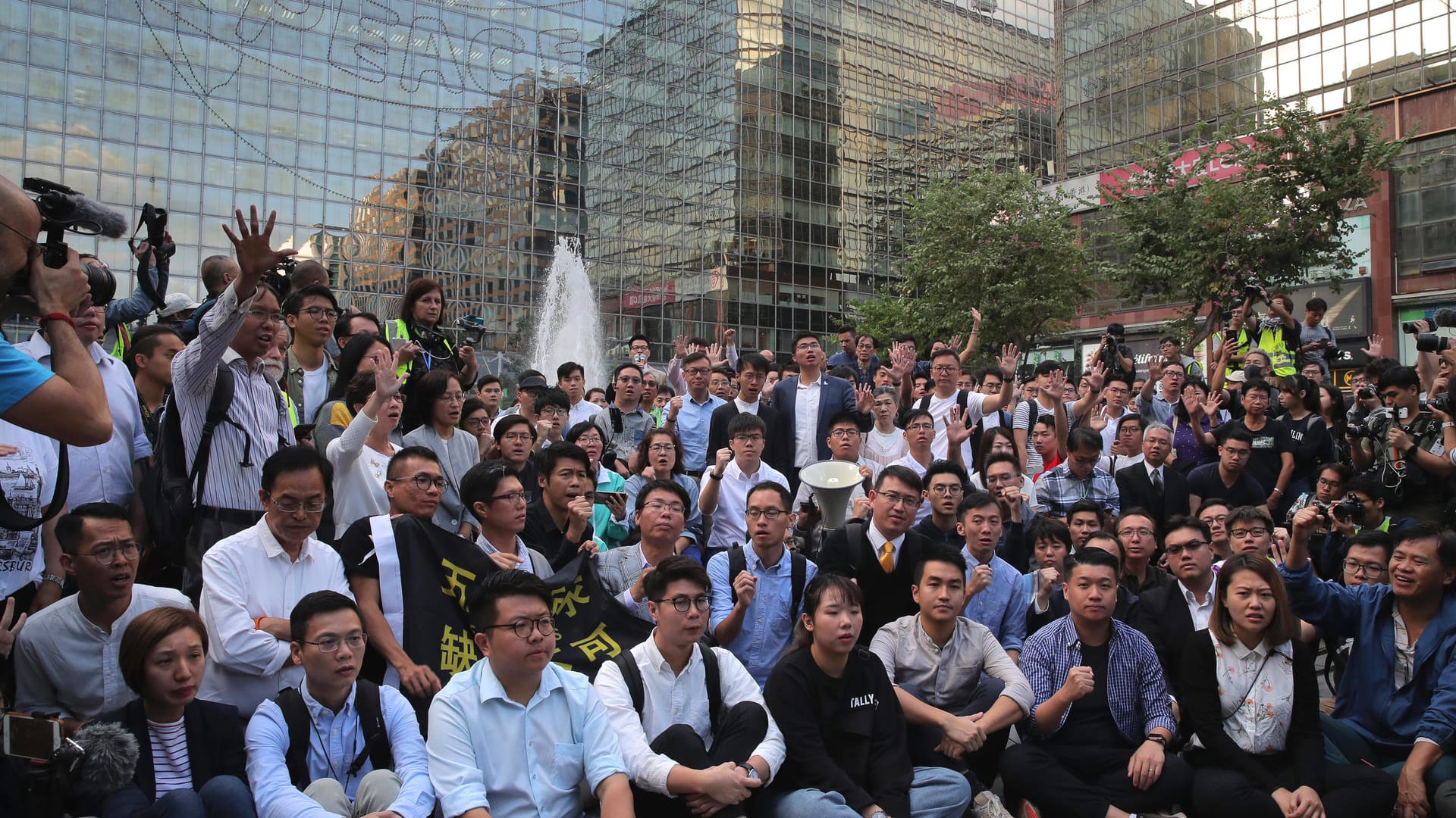 Neu gewählte, pro-demokratische Abgeordnete des Bezirksrats in Hongkong.