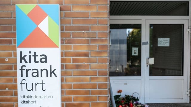 Blumen und Kerzen sind am Eingang zu einer Kindertagesstätte in Frankfurt abgelegt: Ende Oktober wurde ein sechsjähriger Junge hier tödlich verletzt. Blumen und Kerzen sind am Eingang zu einer Kindertagesstätte in Frankfurt abgelegt: Ende Oktober wurde ein sechsjähriger Junge hier tödlich verletzt.