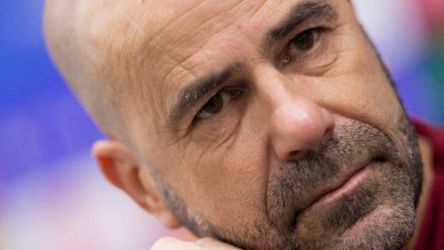 Muss mit Bayer 04 Leverkusen bei Lokomotive Moskau siegen: Trainer Peter Bosz spricht auf der Pressekonferenz.