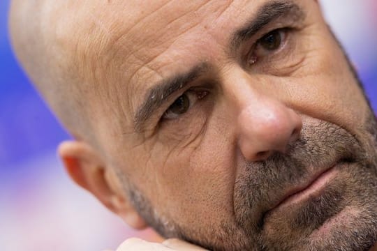 Muss mit Bayer 04 Leverkusen bei Lokomotive Moskau siegen: Trainer Peter Bosz spricht auf der Pressekonferenz.