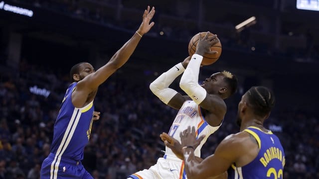 Dennis Schröder (M) von Oklahoma City Thunder in Aktion am Korb.