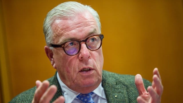 Klaus Reinhardt, Präsident der Bundesärztekammer und Facharzt für Allgemeinmedizin, unterhält sich in einem Besprechungsraum im Hauptsitz der Bundesärztekammer in Berlin. Klaus Reinhardt, Präsident der Bundesärztekammer und Facharzt für Allgemeinmedizin, unterhält sich in einem Besprechungsraum im Hauptsitz der Bundesärztekammer in Berlin.