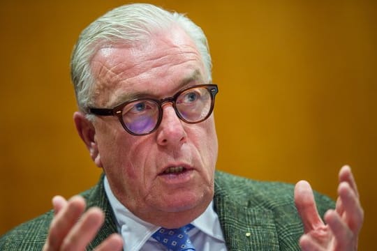 Klaus Reinhardt, Präsident der Bundesärztekammer und Facharzt für Allgemeinmedizin, unterhält sich in einem Besprechungsraum im Hauptsitz der Bundesärztekammer in Berlin.