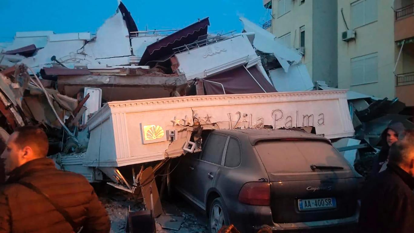 Von Trümmern bedecktes Auto in der Hafenstadt Durres: Albanien ist vom schwersten Erdbeben seit Jahrzehnten erschüttert worden.
