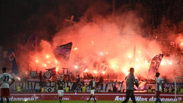 Wegen extremen Feuerwerks der Fans drohen dem HSV und dem FC St. Wegen extremen Feuerwerks der Fans drohen dem HSV und dem FC St.