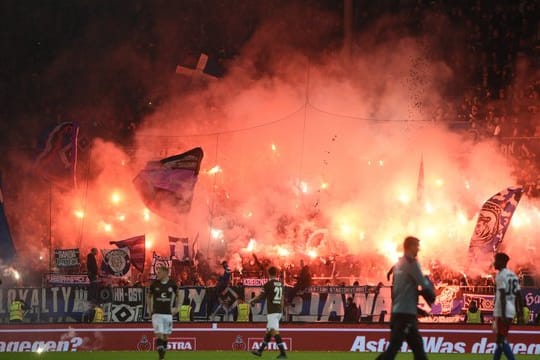 Wegen extremen Feuerwerks der Fans drohen dem HSV und dem FC St.