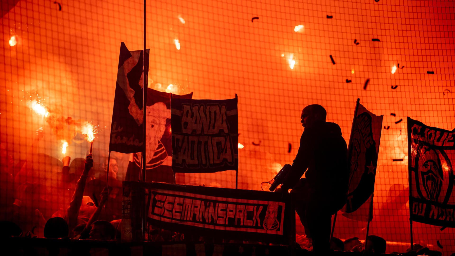 Ein Bild vom Hamburger Derby: Fans zündeln auf der Tribüne. Ein Bild vom Hamburger Derby: Fans zündeln auf der Tribüne.