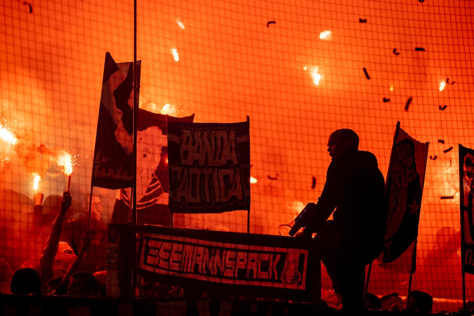 Ein Bild vom Hamburger Derby: Fans zündeln auf der Tribüne.