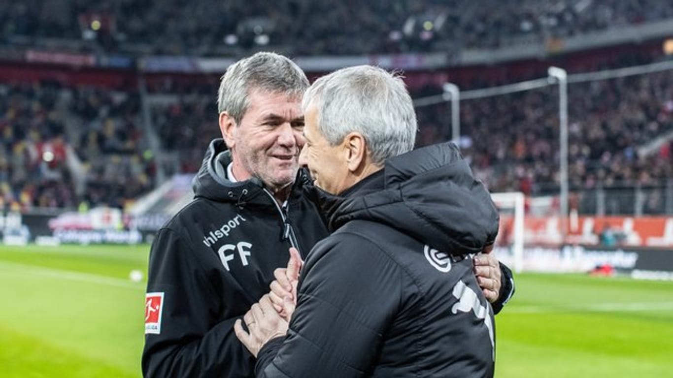 Trainer Friedhelm Funkel (l) hat BVB-Coach Lucien Favre gegen Kritik in Schutz genommen.