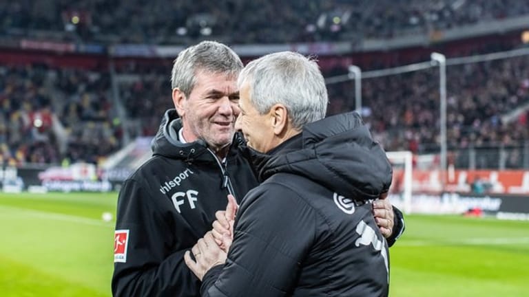 Trainer Friedhelm Funkel (l) hat BVB-Coach Lucien Favre gegen Kritik in Schutz genommen.