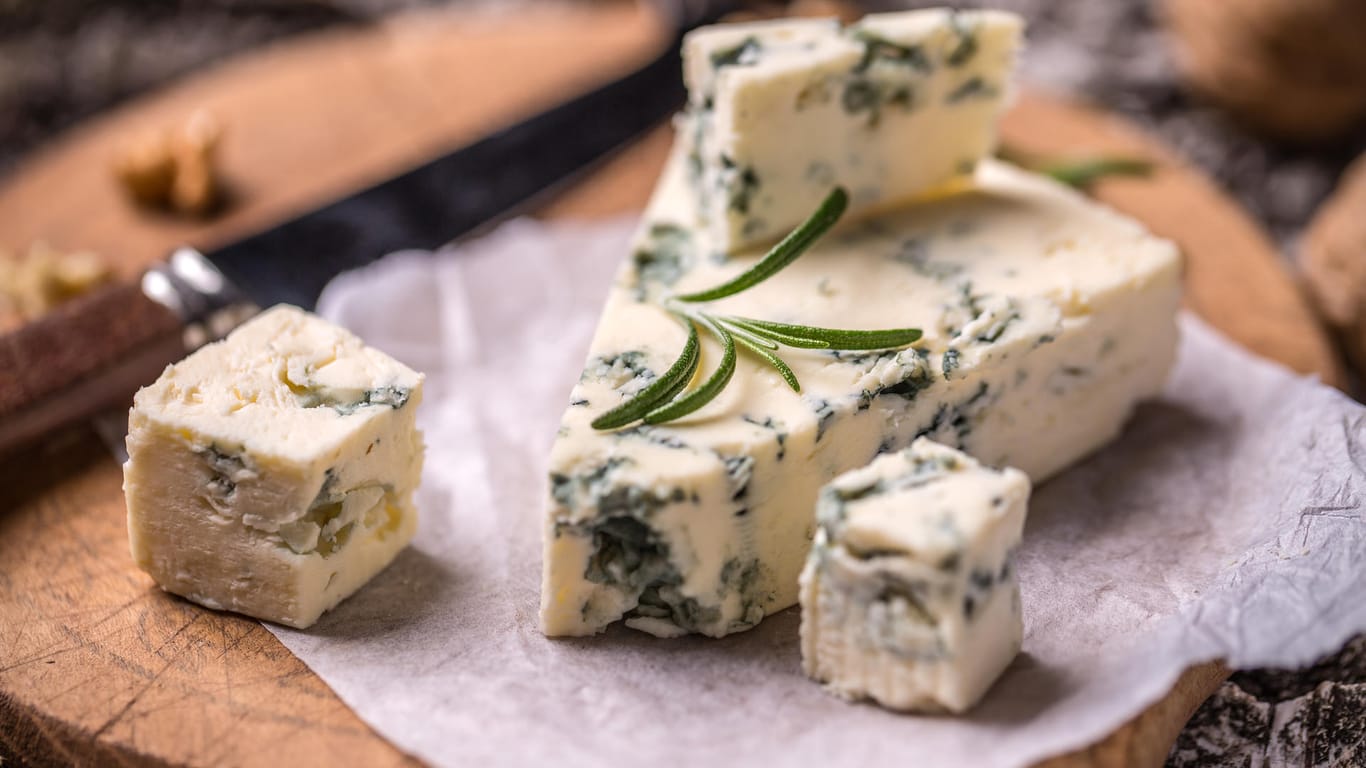 Gorgonzola-Käse: Ein Hersteller ruft Produkte wegen Listerienverdachts zurück.