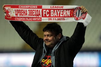 Ein Fußballfan hält einen Chamions-League-Schal in die Höhe: Wenn die Bayern am Abend in Belgrad gewinnen, beenden sie die Gruppenphase auf Platz eins.