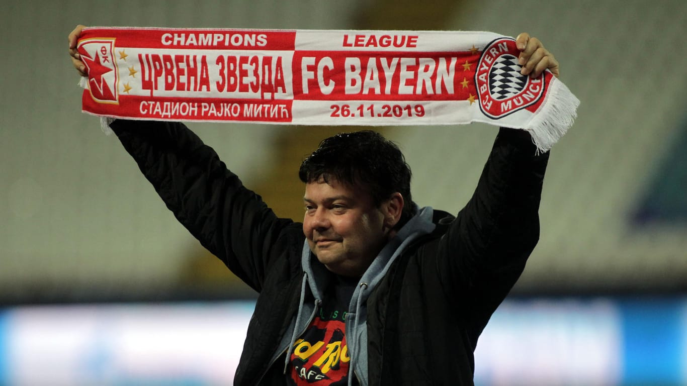 Ein Fußballfan hält einen Chamions-League-Schal in die Höhe: Wenn die Bayern am Abend in Belgrad gewinnen, beenden sie die Gruppenphase auf Platz eins.
