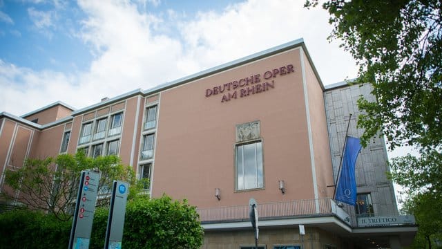 Die Deutsche Oper am Rhein in Düsseldorf: Die Sprinkleranlage führte am Montagabend zu einem Wasserschaden auf der Bühne und darunter.