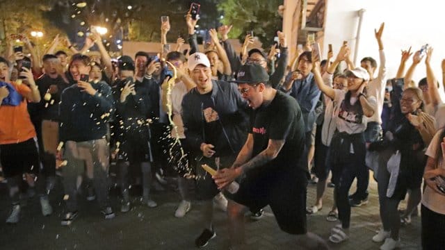 Das pro-demokratische Lager hat bei den Bezirkswahlen in Hongkong breite Rückendeckung der Bevölkerung erhalten und einen klaren Sieg errungen.
