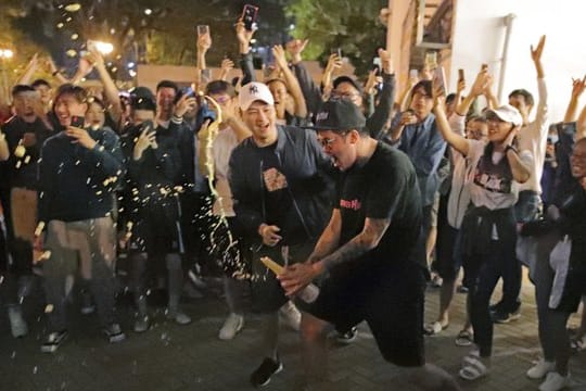 Das pro-demokratische Lager hat bei den Bezirkswahlen in Hongkong breite Rückendeckung der Bevölkerung erhalten und einen klaren Sieg errungen.