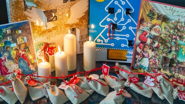 Ein Adventskalender gehört für viele Menschen fest zur Vorweihnachtszeit.