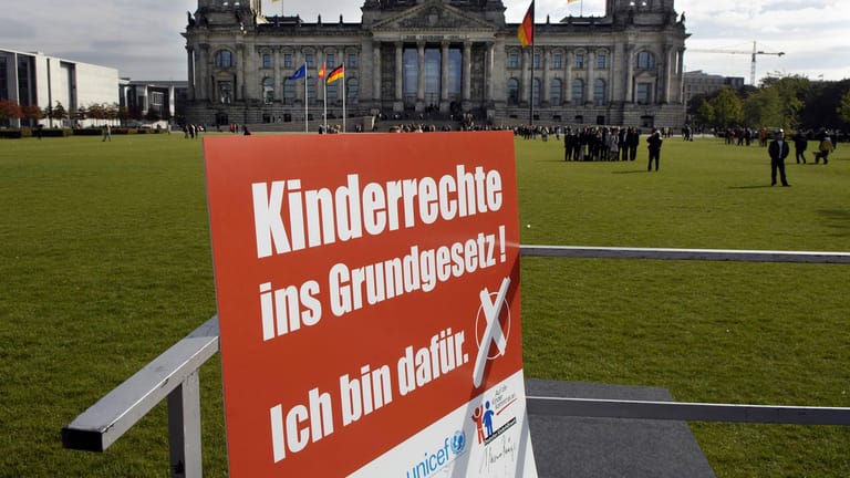 Forderung für Kinderrechte im Grundgesetz: Bundesjustizministerin Christine Lambrecht (SPD) will einen Gesetzentwurf vorlegen. (Archivbild)