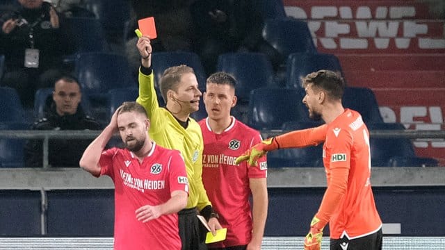 Kurz nach seinem nicht gewerteten Treffer sah der verhinderte Torschütze von Hannover 96 auch noch rot: Schiedsrichter Martin Thomsen (2. Kurz nach seinem nicht gewerteten Treffer sah der verhinderte Torschütze von Hannover 96 auch noch rot: Schiedsrichter Martin Thomsen (2.