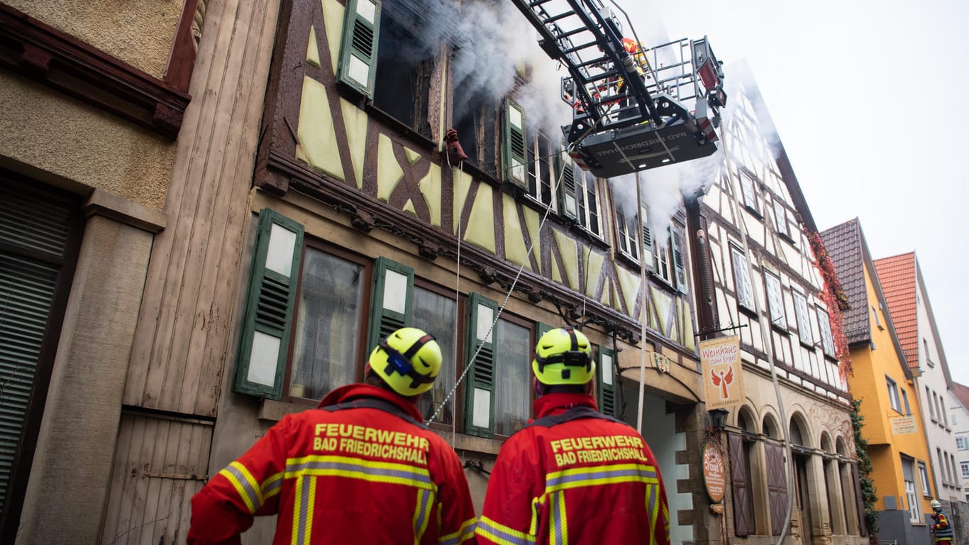 Löscharbeiten in Neudenau: Bei dem Brand in einem Fachwerkhaus wurden drei Menschen getötet.