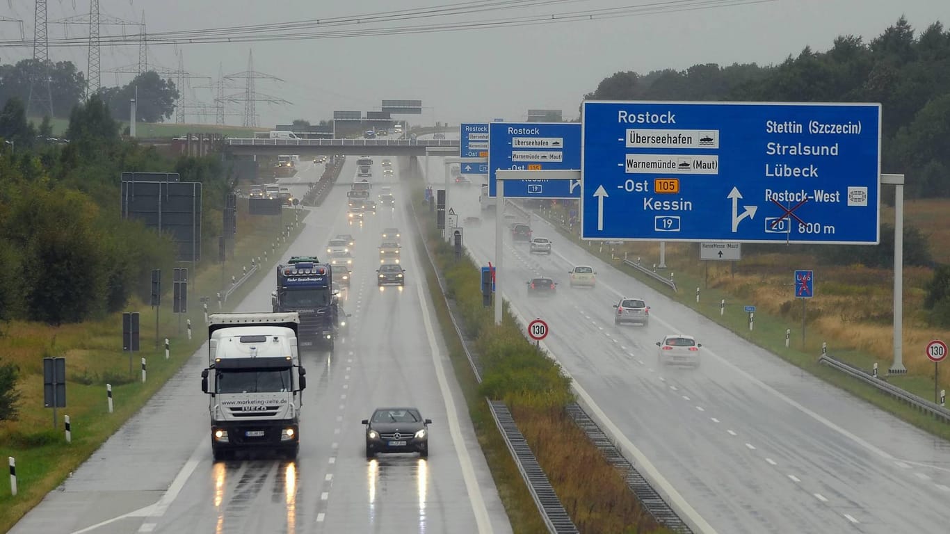 Die A19 Richtung Rostock: Ein betrunkener Autofahrer hat einen Unfall verursacht. (Archivbild)