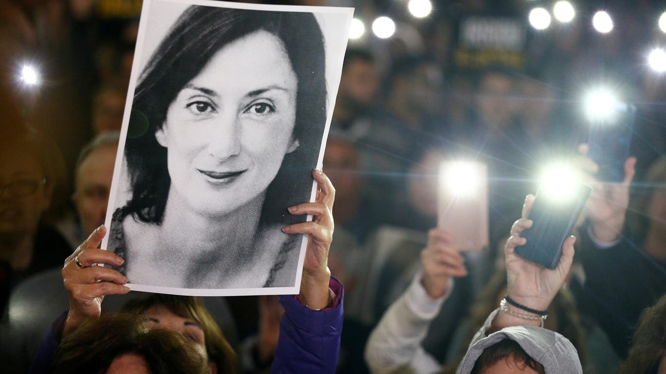 Demonstranten in Valletta mit einem Foto der ermordeten Journalistin Daphne Caruana Galizia: Der Büroleiter von Maltas Regierungschef Jospeh Muscat ist im Zuge der Ermittlungen zurückgetreten.