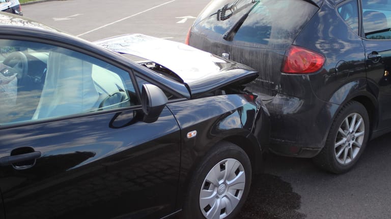 Fahrzeuge nach einem Auffahrunfall: Wer unaufmerksam und mit zu geringem Abstand zum Vordermann fährt, riskiert Schäden.