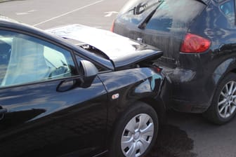 Fahrzeuge nach einem Auffahrunfall: Wer unaufmerksam und mit zu geringem Abstand zum Vordermann fährt, riskiert Schäden.
