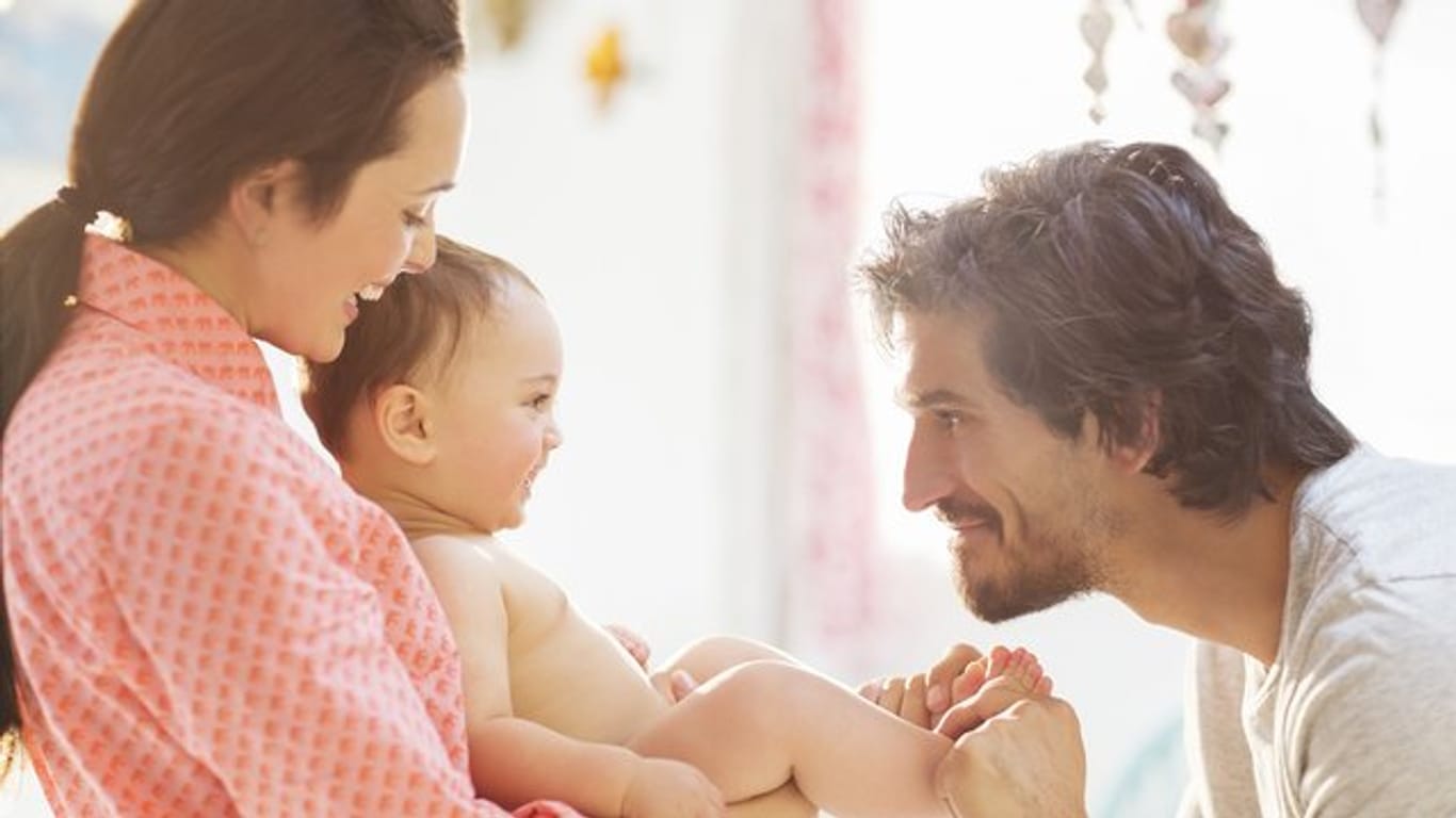 70 Prozent der Befragten einer ZDF-Umfrage sind der Auffassung, Väter sollten länger Elternzeit nehmen.