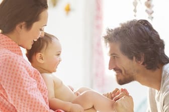 70 Prozent der Befragten einer ZDF-Umfrage sind der Auffassung, Väter sollten länger Elternzeit nehmen.