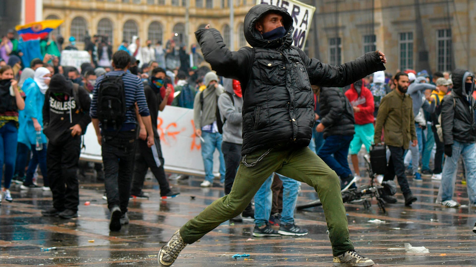 Protest in Kolumbien: Ein Jugendlicher ist von einem Tränengaskanister getroffen worden und im Krankenhaus gestorben.