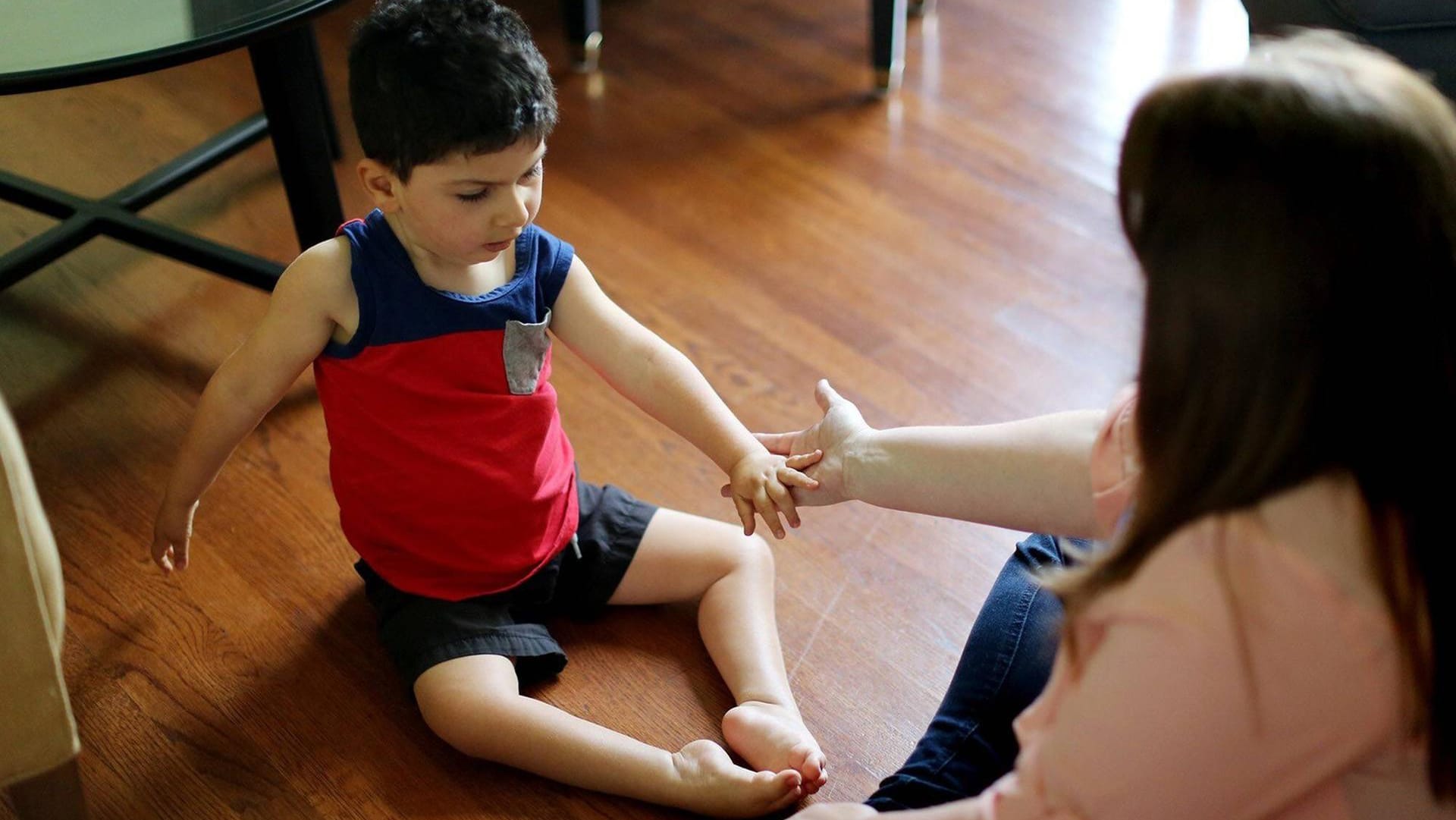 Ein an Muskelschwund erkrankter Junge: Bei der schwersten Verlaufsform sterben die Kinder unbehandelt meist innerhalb der ersten zwei Lebensjahre. Ein an Muskelschwund erkrankter Junge: Bei der schwersten Verlaufsform sterben die Kinder unbehandelt meist innerhalb der ersten zwei Lebensjahre.