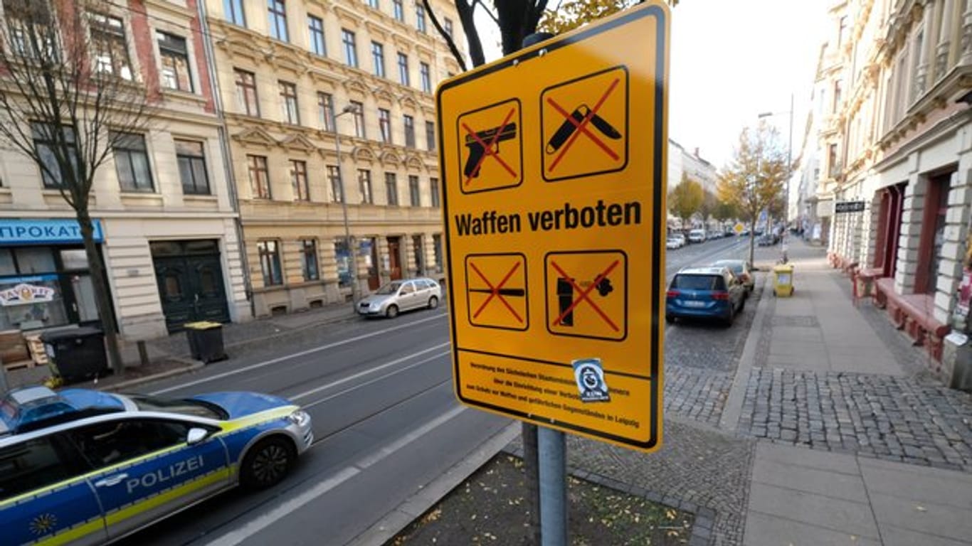 Waffenverbotszone in Leipzig: Dort dürfen keine Messer, Hammer, Äxte, Schlagstöcke, Reizgas oder Schreckschusspistolen getragen werden.