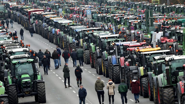 Bauernprotest am Brandenburger Tor in Berlin: Die Veranstalter rechneten mit 10.000 Teilnehmern und etwa 5.000 Traktoren.