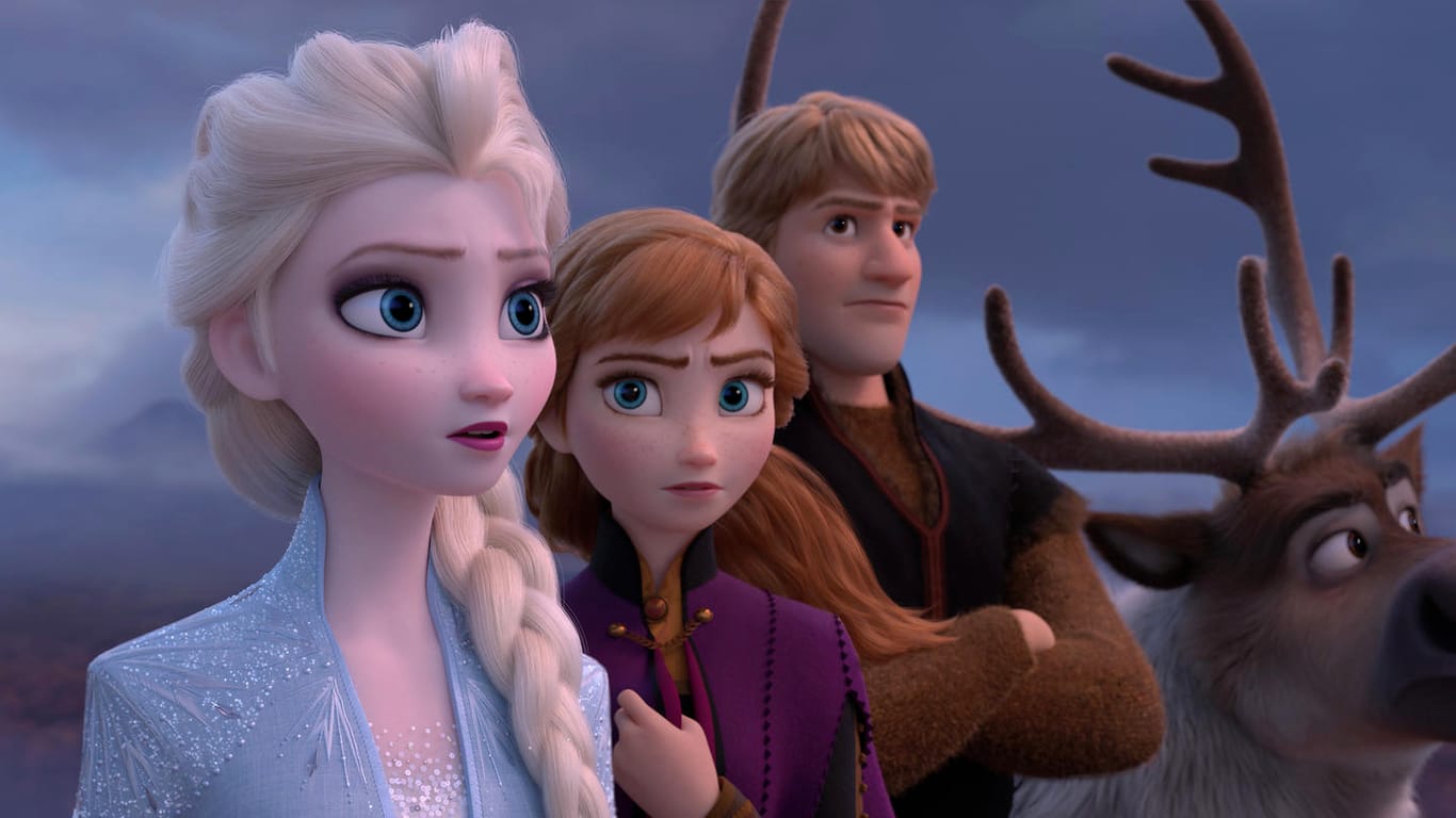 Der zweite Teil ist aktuell in den Kinos zu sehen: Königin Elsa, Anna, Kristoff und Rentier Sven in einer Szene des Films "Die Eiskönigin 2".