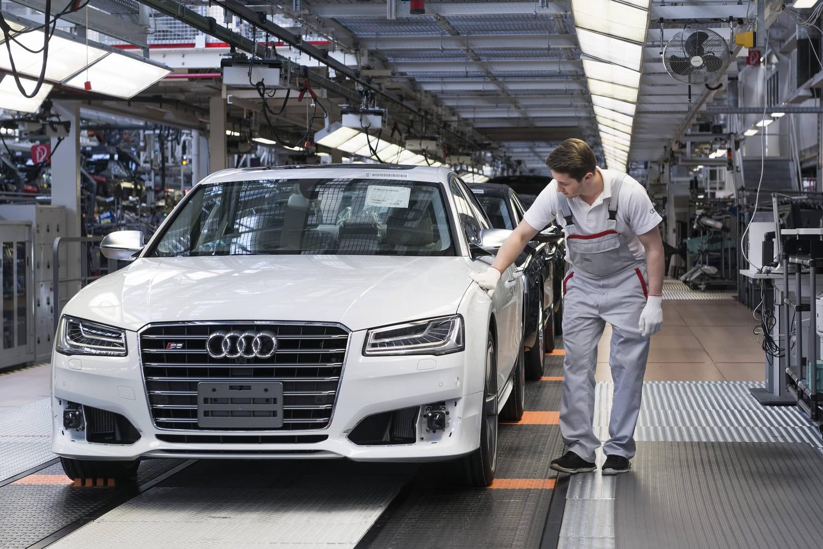 Mitarbeiter der Audi AG: Die VW-Tochter will 9.500 Stellen streichen. Mitarbeiter der Audi AG: Die VW-Tochter will 9.500 Stellen streichen.