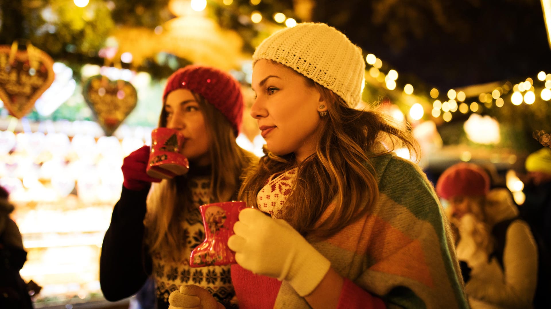 Frauen auf dem Weihnachtsmarkt: Musik in Läden darf nicht die Grenze von 64 Dezibel überschreiten.