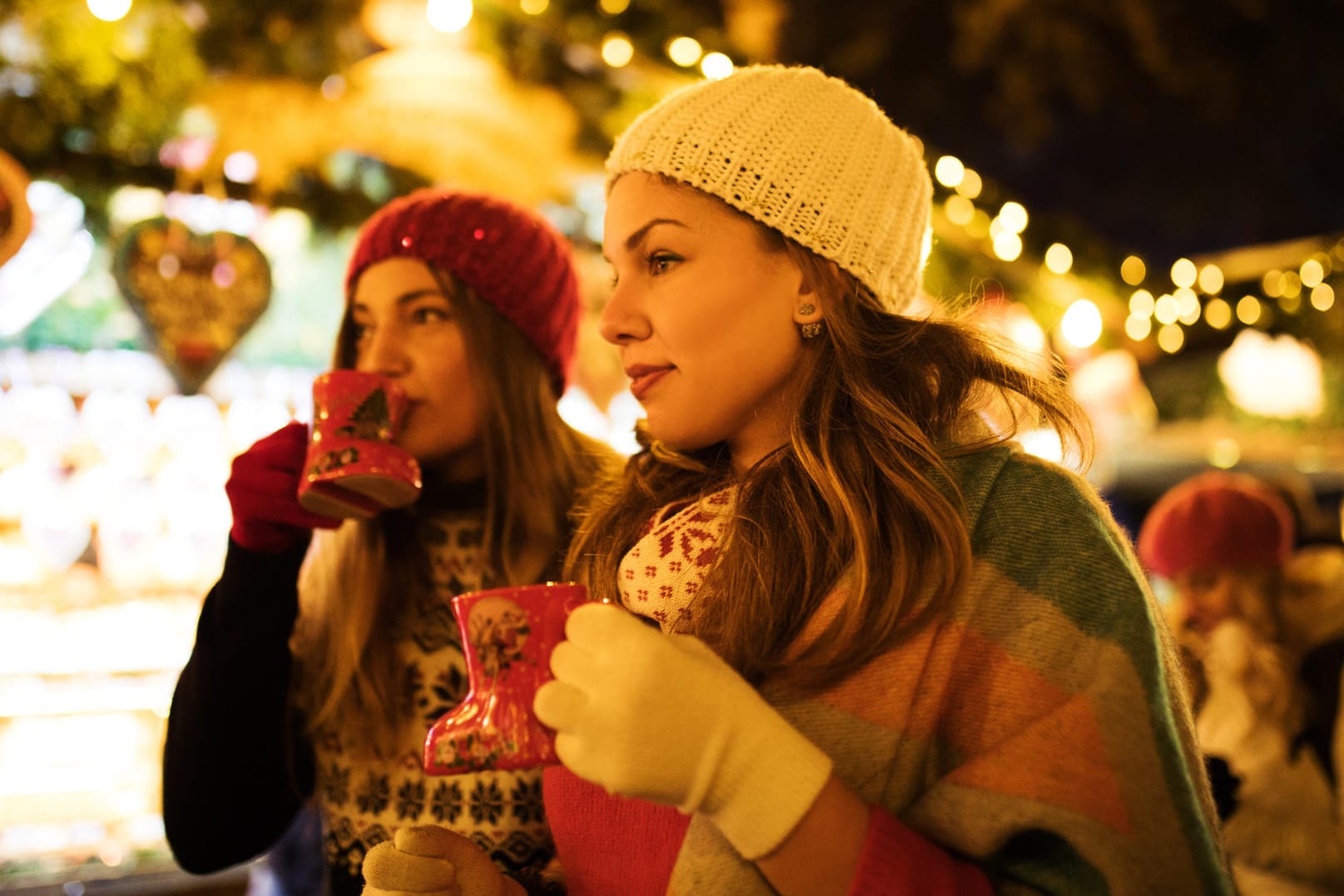 Frauen auf dem Weihnachtsmarkt: Musik in Läden darf nicht die Grenze von 64 Dezibel überschreiten.