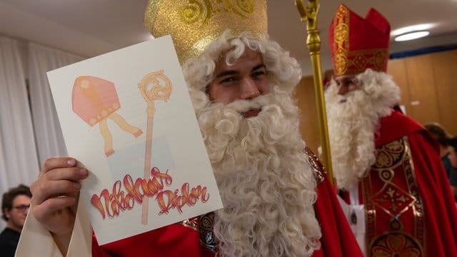 Das Erzbistum München und Freising bietet eine dreistündige Ausbildung mit anschließendem "Nikolaus-Diplom" an.