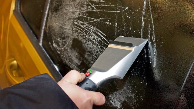 Vergebliche Liebesmüh: Einige elektrisch beheizbaren Eiskratzer taugen nichts, hat der ADAC festgestellt. Vergebliche Liebesmüh: Einige elektrisch beheizbaren Eiskratzer taugen nichts, hat der ADAC festgestellt.