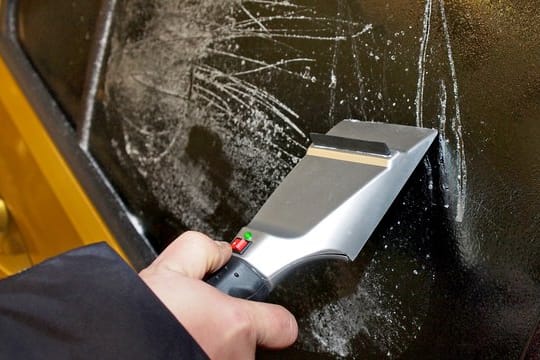 Vergebliche Liebesmüh: Einige elektrisch beheizbaren Eiskratzer taugen nichts, hat der ADAC festgestellt.