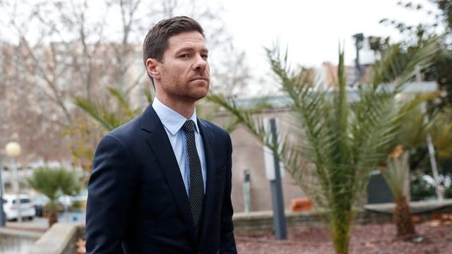 Vom Vorwurf des Steuerbetrugs freigesprochen: Xabi Alonso kommt zum Gerichtsverfahren in Madrid. Vom Vorwurf des Steuerbetrugs freigesprochen: Xabi Alonso kommt zum Gerichtsverfahren in Madrid.