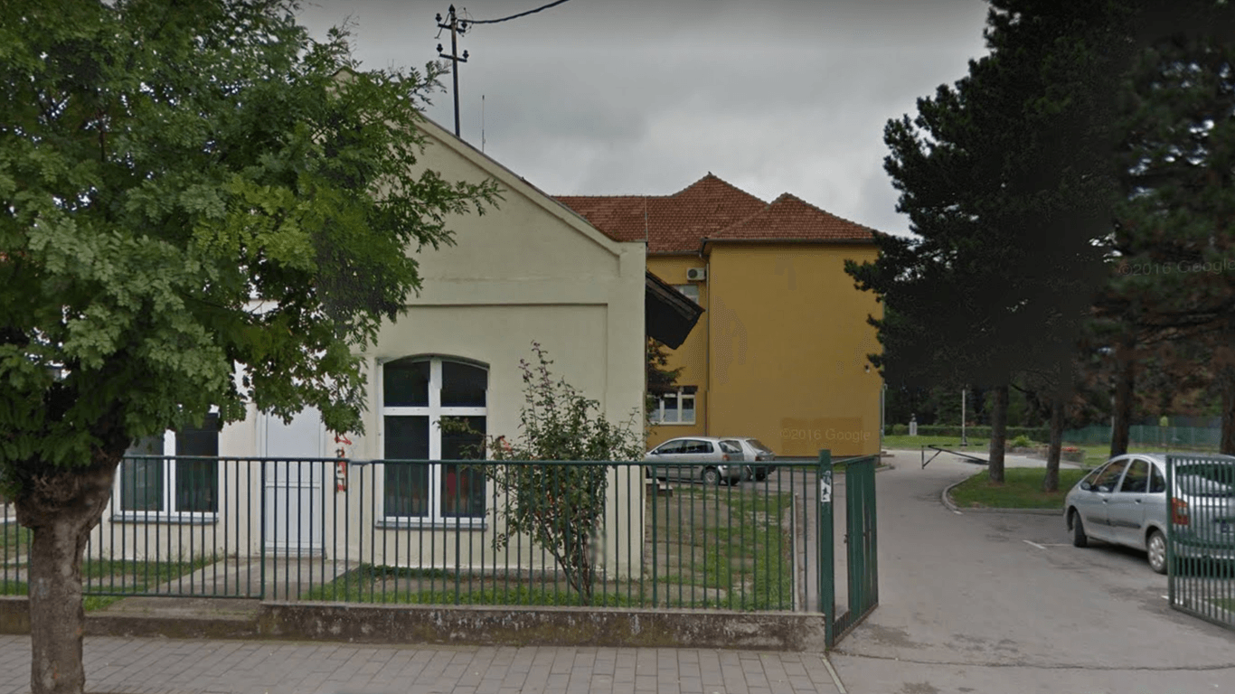 Die Berufsschule im serbischen Velika Plana: Rund 500 Schüler besuchen die Einrichtung. In einem Anbau verschanzte sich der Angreifer.
