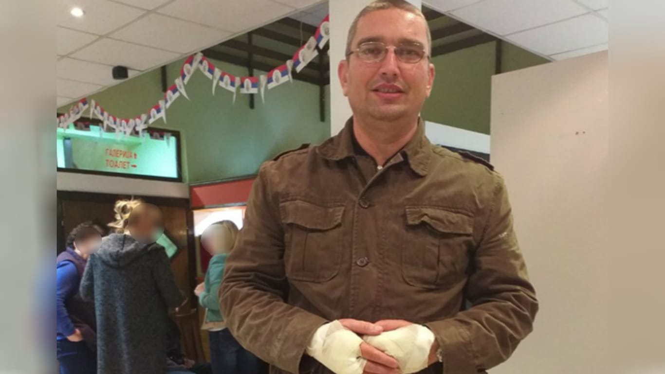 Die Hände verbunden: Lehrer Slavoljub Stojadinovic, nachdem er den schwer bewaffneten Eindringling überwältigt hat.