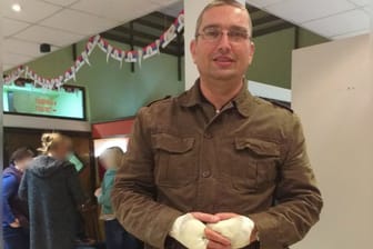 Die Hände verbunden: Lehrer Slavoljub Stojadinovic, nachdem er den schwer bewaffneten Eindringling überwältigt hat.