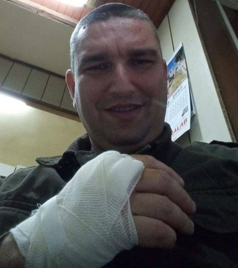 Foto aus dem Krankenhaus: Sportlehrer Slavoljub Stojadinovic. Seine Brille ging beim Kampf mit dem Eindringling kaputt, "wahrscheinlich bei einem meiner Kopfstöße".